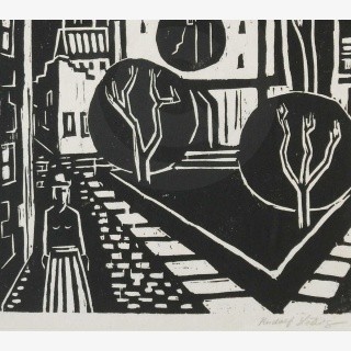 Frau auf einem Marktplatz mit Kirche